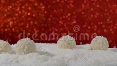 椰子雪球白色块菌落在红色背景的椰子薄片中